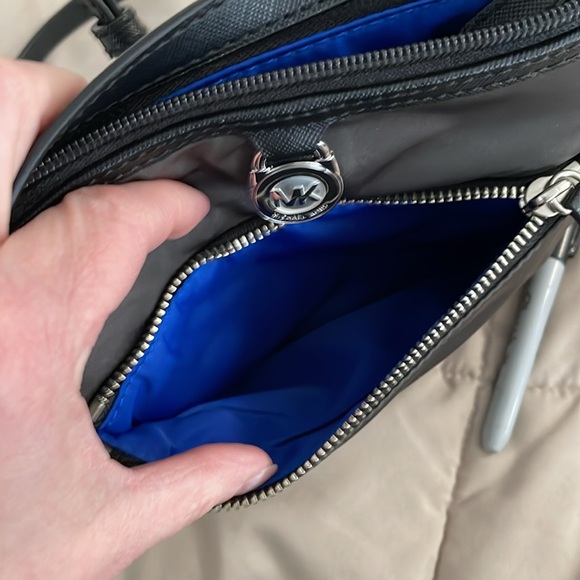 Michael Kors
Gray/black/blue Nylon Crossbody w/ 2 pockets with Strap 7.5"x8" - Picture 5 of 6